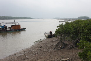 江边渔船与岸边垂钓者