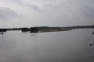 阴天的平静水域景观