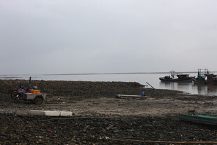 海边停泊船只的宁静场景