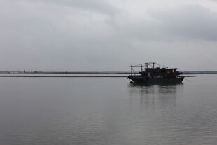 孤舟泛于平静水面