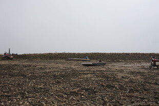 田野中的农机作业场景