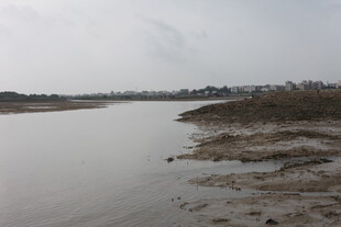 河岸风景浅滩与开阔水面