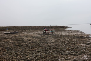 荒滩上的简易场景