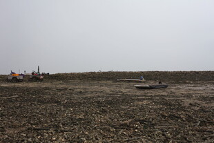 田野中的施工场景