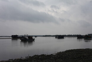 阴天湖畔停泊的船只