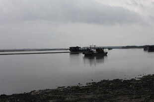 湖畔船只静泊的宁静景象