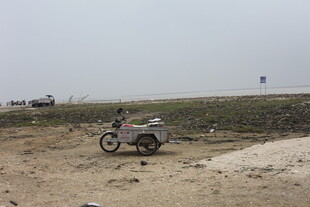 荒野中的三轮摩托车