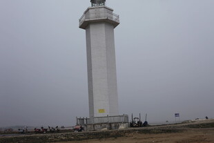 海边白色灯塔孤独矗立