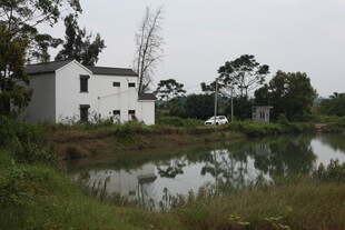 乡村水边的白色小屋