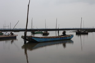 宁静湖面的蓝色小船