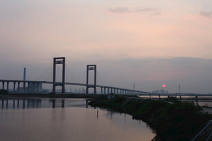 黄昏下的跨江大桥美景