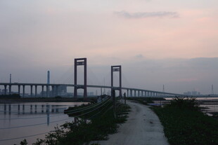 黄昏下的大桥与沿河小路