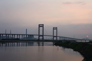 黄昏下的大桥与平静水面