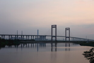 黄昏下的宏伟桥梁景观