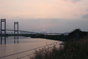 黄昏下的桥梁与平静水面