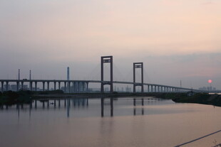 黄昏下的跨海大桥美景