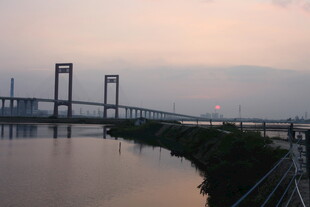 黄昏下的宏伟桥梁景观