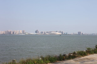 海滨城市远景风光