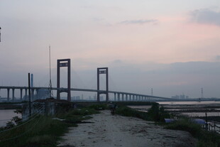 黄昏下的大桥与岸边小路