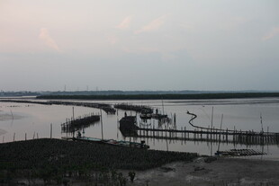 黄昏下的水上栈桥景观