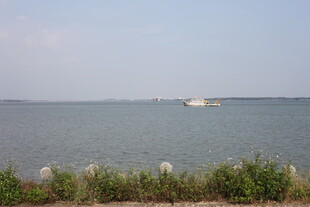 宁静湖面与远方小船