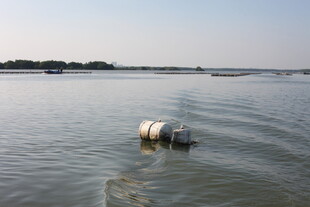 水面漂浮的金属桶