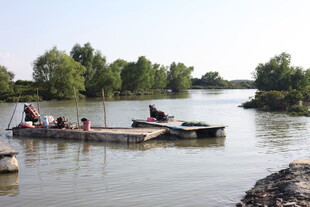 湖畔休闲木筏上的惬意时光