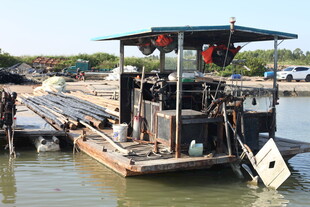 水上作业船停靠在码头