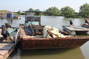 水上船只装载货物场景