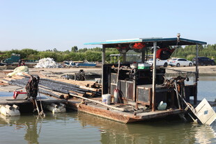 停靠码头的老旧船只