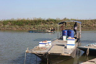 河边停靠的载人小船