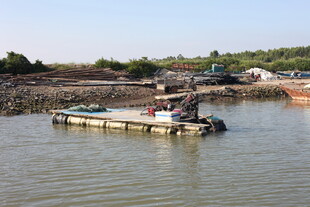 水上浮动平台停泊于水域