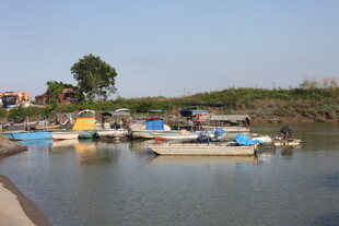 湖畔停泊的多彩船只