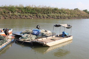 河上停泊的几艘简易船只