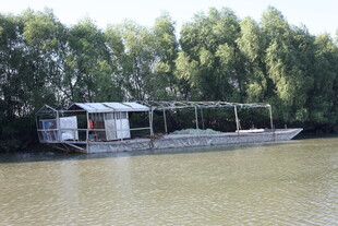 河畔停泊的简易船只