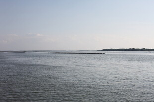 宁静广阔的海面景象