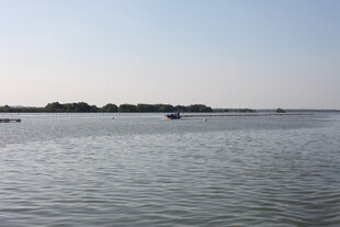 平静湖面与远处岛屿风光
