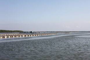 横跨水面壮观景象