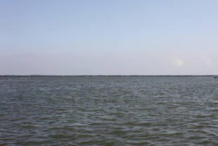 广阔海面与天际线景观