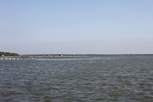 广阔海面与远处桥梁景象