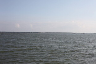 广阔海面蓝天相伴