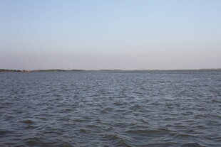 广阔水域的宁静景象