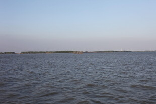 广阔水域的宁静景象