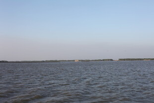 广阔海面与远处天际线