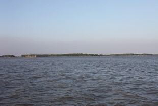 广阔水域与远处陆地景观