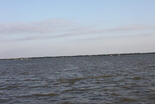 广阔水域上的宁静天空