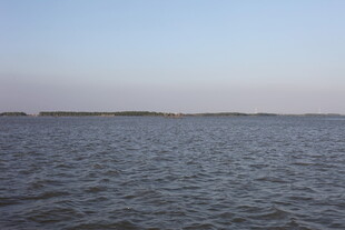 广阔水域的宁静风光