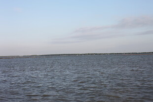 广阔水域与天边薄云