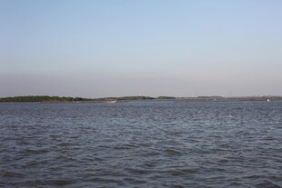 平静湖面与远处天际线