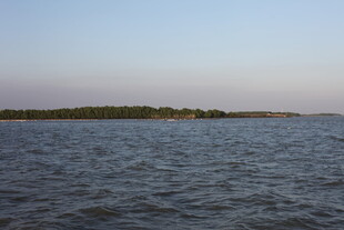 宁静海面与远处岛屿